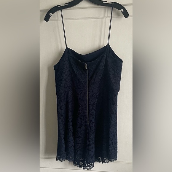 Alice + Olivia Maxine Navy Blue Lace Peplum Top. Pre-Owned. - Picture 4 of 8